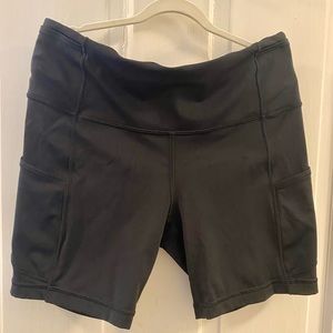 EUC Lululemon 6” Bike Shorts, side pockets,back waistband pocket, women’s size 8